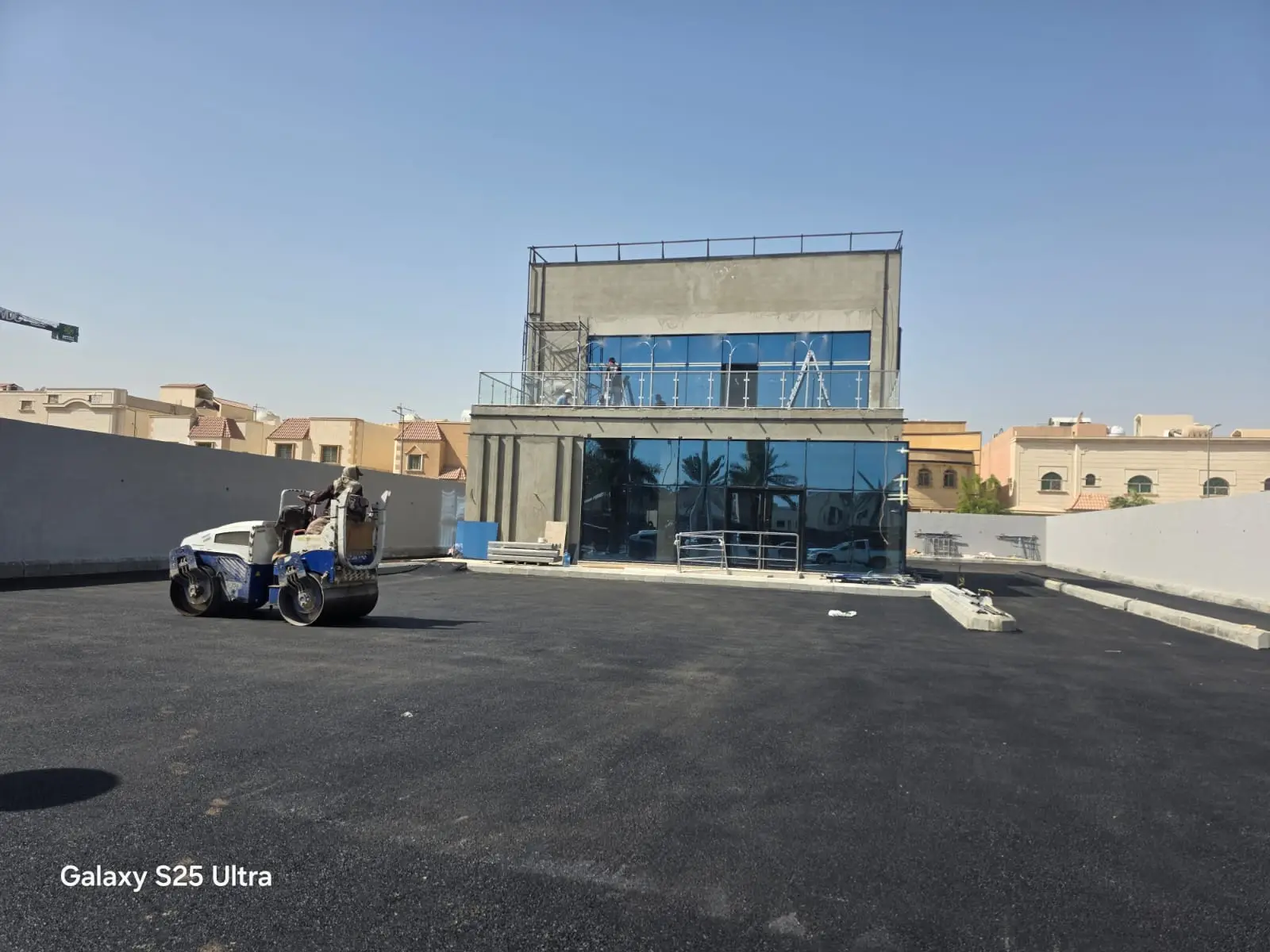 سفلتة وتجهيز ساحة خارجية في الرياض